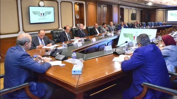 وزير الطيران يلتقي مسئولي شركات البالون الطائر لمناقشة أوجه دعم النشاط بمصرالتقى الدكتور سامح الحفني، وزير الطيران المدني، بعدد من مسئولى شركات البالون الطائر وذلك بمقر ديوان عام ا