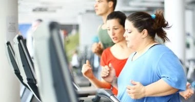 ماذا يحدث لجسمك عندما تتمرن في وقت متأخر من الليل؟ صحة وطب يجد الكثيرون صعوبة في ممارسة الرياضة أثناء النهار، ويضطرون لممارسة التمارين الرياضية في