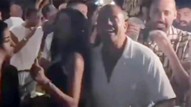 فيديو- عمرو دياب يرقص مع إحدى الفتيات من الساحل الشمالي والجمهور يعلق تعرف على التالي فيديو- عمرو دياب يرقص مع إحدى الفتيات من الساحل الشمالي