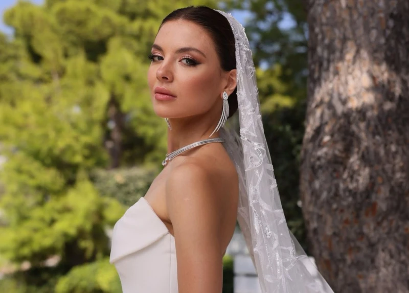 بعد زفافها خارج لبنانالجمهور يطالب بسحب اللقب من ملكة جمال لبنان ويشيد بوفاء ووطنية ريما فقيه أطلت ملكة جمال لبنان السابقة، مايا رعيدي، أمس الأحد، للمرة الثانية، بالأبيض، ليس من لب