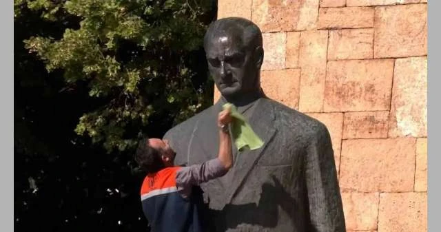 فصل مسؤول في تركيا بسبب طريقة تنظيف تمثال كمال أتاتورك (فيديو) لايف ستايل أفادت مصادر تركية، اليوم الخميس، بأن بلدية سيواس أقدمت على طرد مسؤول ضمن