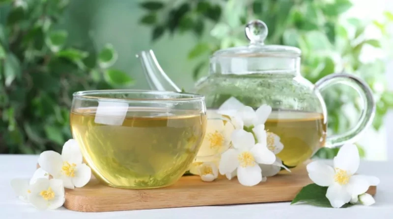 الشاي الأبيض.. الأقل شهرة والأكثر فائدة يعد الشاي الأبيض من أكثر أنواع الشاي ندرة وأقلها شهرة على الرغم من فوائده الصحية الكبيرة.يتم إنتاجه من براعم وأوراق نبات الشاي، ويتم قطفه في