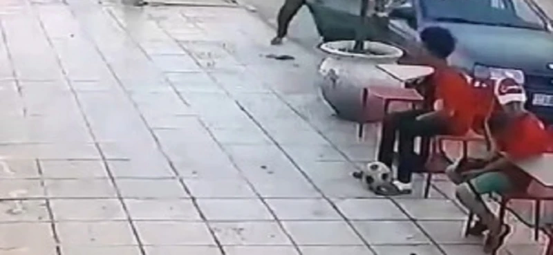 لحظة نجاة رجل من عمود كاد يسحق رأسه.. فيديو اخر خبر تفاجأ رجل أردني بسقوط عمود إنارة بالقرب من رأسه في شارع الجامعة في جنوب مدينة إربد بالأردن. وكان الرجل يستعد لفتح باب السيارة لل