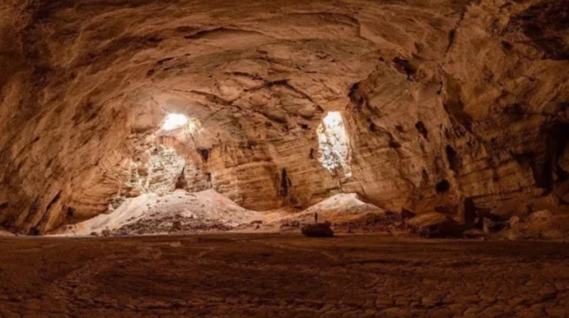 3 فتحات تثير الرعب في كهف عماني.. لماذا يسمونه مجلس الجن؟ بعيدا عن الأنظار، وفي قلب تلال بنية اللون تقع عند سفوح جبال الحجر الشرقية، يختفي واحد من أعظم وأجمل العجائب الطبيعية، المع
