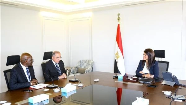 المشاط تلتقي مبعوث رئيس بنك التنمية الأفريقي للشرق الأوسط لمناقشة التعاون المشتركالتقت الدكتورة رانيا المشاط، وزيرة التخطيط والتنمية الاقتصادية