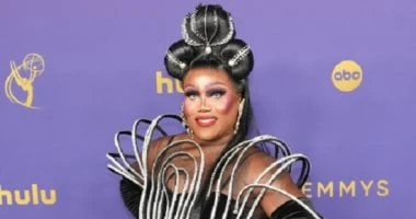 أغرب 4 إطلالات بحفل جوائز الإيمي.. تسريحة شعر شكل عروسة المولد المرأة والمنوعات أقيم أمس حفل توزيع جوائز الإيمي على مسرح كوبيك في لوس أنجلوس، بحضور نجوم ونجمات هوليود على السجادة ا