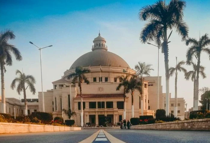 بدء الكشف الطبي للطلاب الجدد المقبولين بكليات جامعة القاهرة غدا أعلنت جامعة القاهرة، الجدول الزمني لإجراء الكشف الطبي على طلابها الجدد الحاصلين على