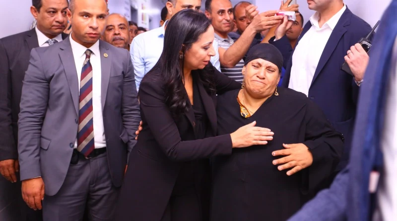 قطار الزقازيق يجدد أحزان الحاجة عزة.. مش باقي مني غير أغنية بصوتي تنافس أيوب في الصبر، صامدة صامتة تجلس في هدوء تحبس دمعاتها المختزنة داخل أعينها