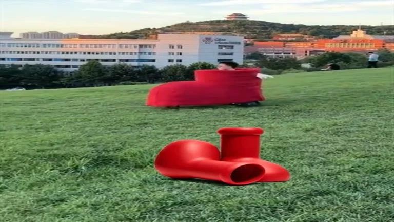 فيديو صادم.. شاب يصنع أغرب وأكثر الأثاث جنونا لايف ستايل كتب - سيد متولي نجح شاب صيني في صناعة أغرب وأكثر الآثاث غرابة، بطريقة مبهرة. وبحسب موقع إن دي تي في، نشرت صفحة _11 على انست