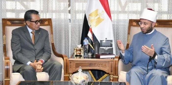 وزير الأوقاف يبحث مع سفير إندونيسيا سبل التعاون المشترك الأزهري وسفير دولة إندونيسيا بالقاهرة لطفي رؤوفقال وزير الأوقاف الدكتور أسامة الأزهري إن