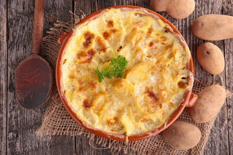 طريقة عمل بطاطس بالبشاميل.. وصفة لذيذة لتحضير طبق مميزالبطاطس بالبشاميل هي واحدة من الأطباق اللذيذة والمحببة لدى الكثيرين. يجمع هذا الطبق بين نكهة