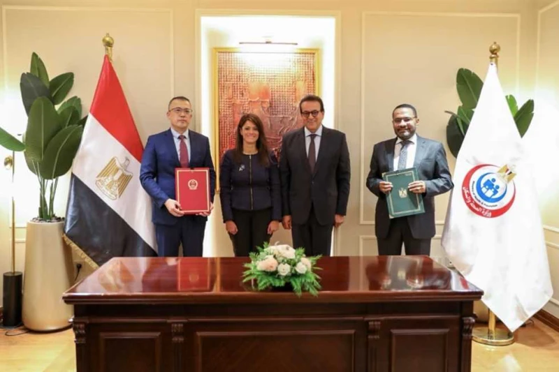 وزيرا الصحة والتخطيط يناقشان مشروع إنشاء معمل السلامة الحيوية من المستوى الثالث عقد الدكتور خالد عبدالغفار نائب رئيس مجلس الوزراء للتنمية البشرية وزير الصحة والسكان، والدكتورة راني