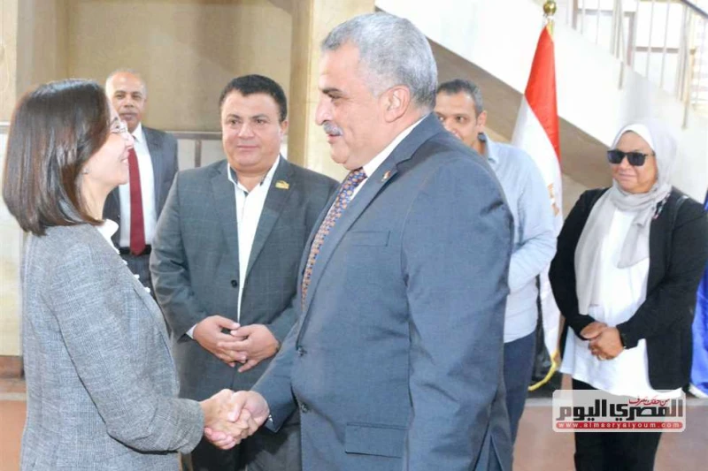 لتنمية بحيرة إدكو.. محافظ البحيرة تجتمع بالمدير التنفيذي لجهاز حماية وتنمية البحيرات اجتمعت الدكتورة چاكلين عازر، محافظ البحيرة، باللواء أ. ح الحسين فرحات، المدير التنفيذي لجهاز حم