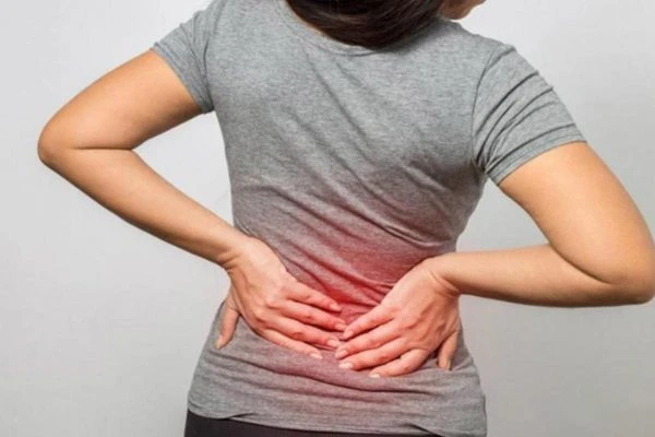 تعرف على أسباب وأعراض آلام الظهر الشائعة.يمكن أن تحدث آلام الظهر نتيجة إصابة أي من هياكل الظهر، بما فيها الفقرات، أو الحبل الشوكي، أو الأقراص بين