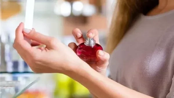 مضايقش اللي حواليك.. أضمن طريقة لاختيار عطر صباحي اختيار عطر صباحي خفيف ومنعش مع تطبيقه بكمية معتدلة يضمن عدم إزعاج الآخرين، مما يجعلك تشعر بالانتعاش والثقة في نفس الوقت.أضمن طريقة