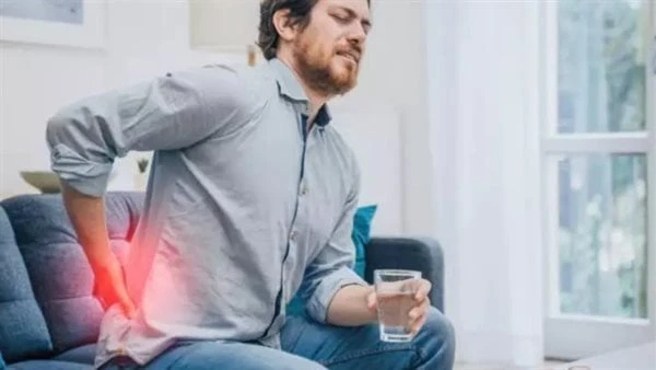 اكتشف أعراض حصوات الكلى بسرعة تعد حصوات الكلى من المشكلات الصحية الخطيرة إذا لم يتم علاجها بشكل سريع.قد لا تظهر عليك أي أعراض حتى تتحرك الحصوات إلى أسفل الحالبين التي يفرغ البول من