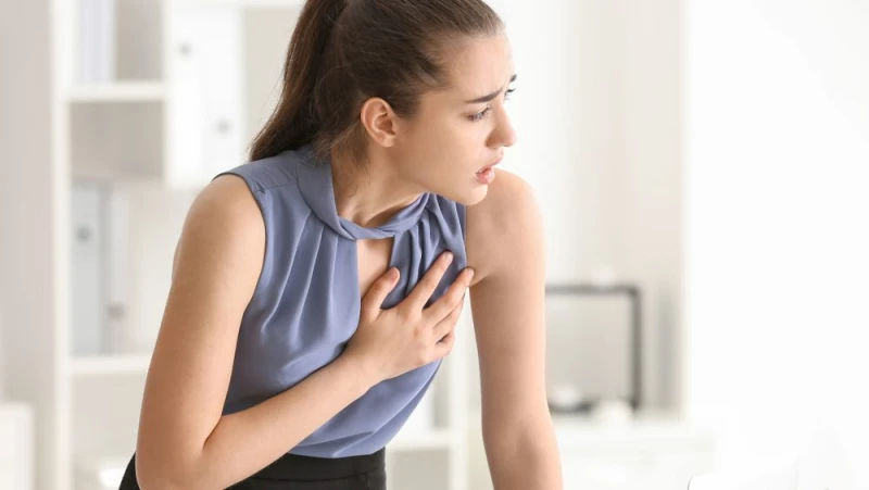 ضيق الصدر .. متى يستدعي زيارة الطبيب ؟تعرف على أسباب الشعور بالضيق في الصدر ومتى يجب إستشارة الطبيب على وجه السرعة؟كيف يكون شعور ضيق الصدر ؟نتحدث عن الضيق، أو ألم الصدر، للدلالة عل