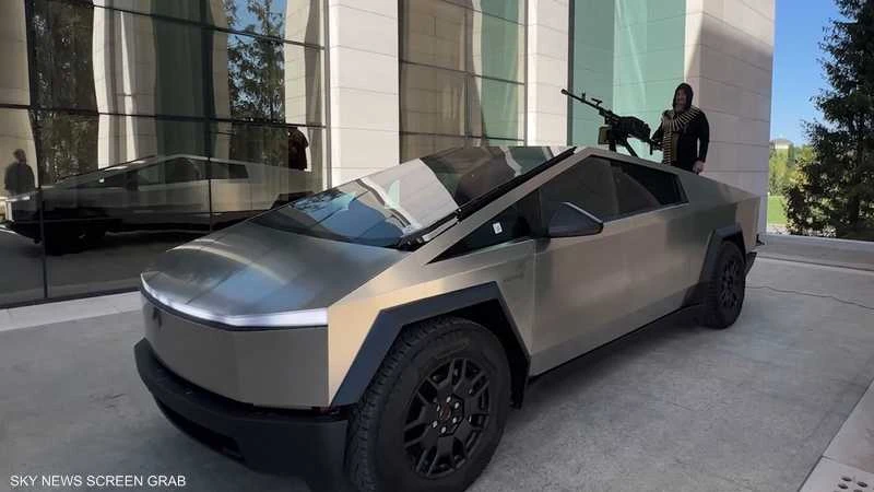 قديروف يتهم ماسك بتعطيل سيارته تسلا سايبرترك عن بعد أخبار منوعة وطرائف اتهم الزعيم الشيشاني رمضان قديروف، الملياردير الأميركي إيلون ماسك رئيس شركة تسلا، بتعطيل مركبته وهي من طراز ت