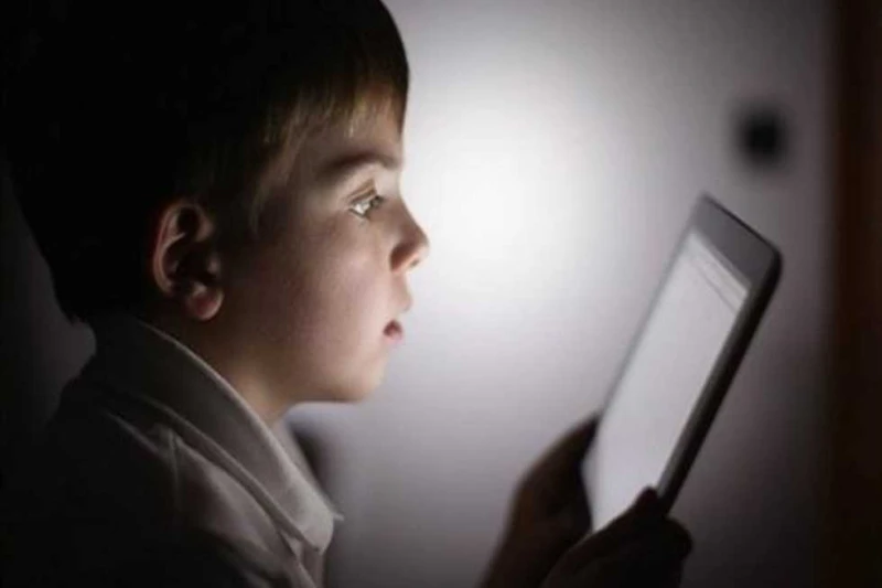 اقرأ في أيقونة احذر.. استخدام طفلك للموبايل يرتبط بمشاكل خطيرة ربط مؤلفو دراسة جديدة بين استخدام الأطفال للأجهزة اللوحية بداية من عمر 3 سنوات ونصف وبين تعبيراتهم عن الغضب والإحباط 