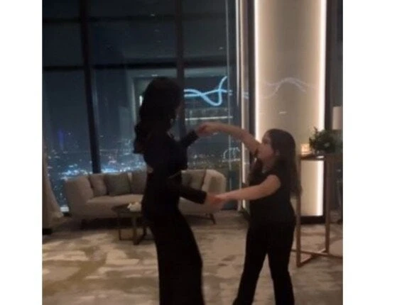 درة تشعل السوشيال ميديا برقصتها مع ابنة معتصم النهار في دبي فيديوأصبحت الفنانة درة التونسية حديث مواقع التواصل الاجتماعي، عقب ظهورها في أحد الفيديوهات، وهي ترقص بشكل عفوي مع ابنة ا