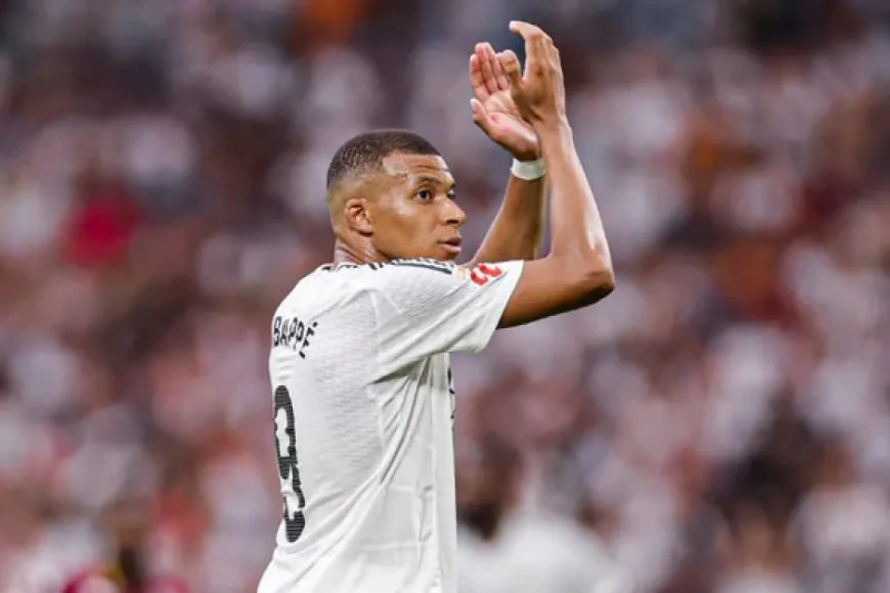 تهديدات أمنية.. مبابي يغيب عن حضور ديربي مدريديغيب المهاجم الفرنسي كيليان مبابي عن حضور مباراة فريقه أمام أتليتكو مدريد التي تقام مساء اليوم الأحد على ملعب واندا ميتروبوليتانو.وتعر