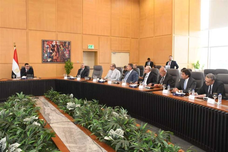 وزير الإسكان يلتقى مطورين عقاريين لبحث مشاركتهم في فعاليات المنتدى الحضري العالمي التقى المهندس شريف الشربيني، وزير الإسكان والمرافق والمجتمعات