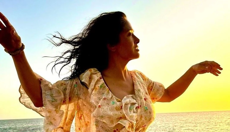 سلمى حايك صبية في عمر ال58احتفلت الممثلة المكسيكية العالمية ذات الأصول اللبنانية، سلمى حايك، بعيد ميلادها ال58، في أجواء صيفية وحيوية على متن يخت.وشاركت حايك، بطلة فيلم بيت غوتشي،