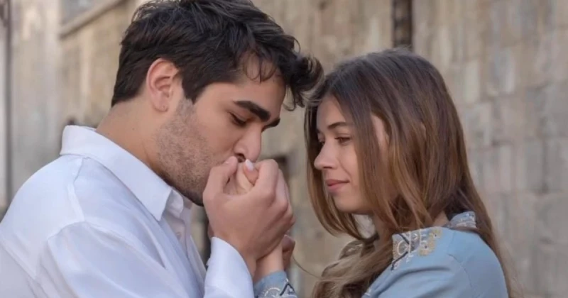 مارت رمضان ديمير يعجب بهذه الفتاة تعرف على التالي مارت رمضان ديمير يعجب بهذه الفتاة، كشفت وسائل إعلام تركية عن ان الممثلة التركي سيڤي ديميرتشيڤي