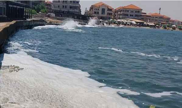وسط ارتفاع الأمواج ظهور زبد البحر في يومه الأول على شواطئ رأس البرشهدت شواطئ مدينة رأس البر اليوم الأحد ظاهرة ظهور زبد البحر التي بدأت بالظهور على