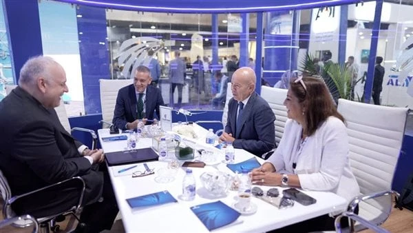 معرض مصر الدولي .. مصر للطيران تلتقي تحالف ستار لتبادل الخبرات التقى المهندس يحيى زكريا رئيس الشركة القابضة لمصرللطيران و ثيو باناجيوتولياس الرئيس