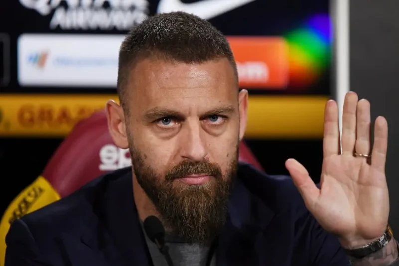 إقالة دي روسي من تدريب روما الإيطاليأعلن نادي روما الإيطالي إقالة مدربه دانييلي دي روسي من منصبه وذلك بعد سلسلة من النتائج السلبية للفريق خلال