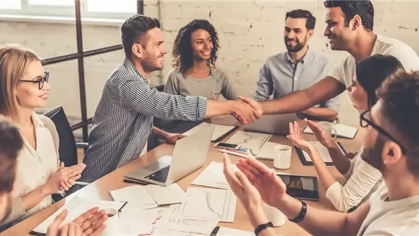 5 سمات يمتلكها الرجال الواثقون بأنفسهمامتلاك بعض السمات الممزة يساعد الرجل على النجاح في حياته الشخصية والمهنية، ويجعله أكثر قدرة على تحقيق طموحاته واستحقاقاته.5 سمات أساسية يتميز 