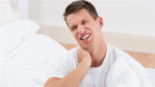 عادة شائعة تؤدي للإصابة بالسكتة الدماغية احذرها تعد عادة طقطقة الرقبة من العادات الخطيرة والتي تسبب عواقب صعبة للغاية، هذا ما أكدته صحيفة ميرور