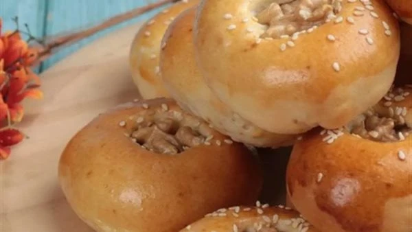 طريقة عمل فطاير التمر بمذاق لا يقاوم فطاير التمر من المعجنات الشهية واللذيذة التي يمكنك إعدادها و تقديمها لأفراد أسرتك وأطفالك في المنزل.قدمت الشيف منال العالم، عبر حسابها الرسمي ع