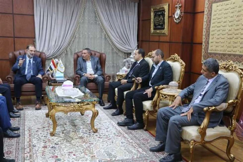 رئيس ميناء دمياط يستقبل وفد هيئة سلامة الغذاء لبحث تطوير أداء المعامل استقبل اللواء بحري طارق عدلى عبدالله رئيس مجلس إدارة هيئة ميناء دمياط، وفد