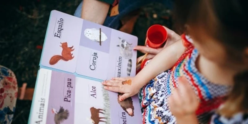 فقدان الهوية من أضرار إجبار الطفل على التحدث باللغة الأجنبية ناس وخدمات يعتقد البعض أن التعلم والتحدث باللغات الأجنبية من علامات التحلى بالثقافة والوعى، لذلك يحرص الكثير من الآباء 