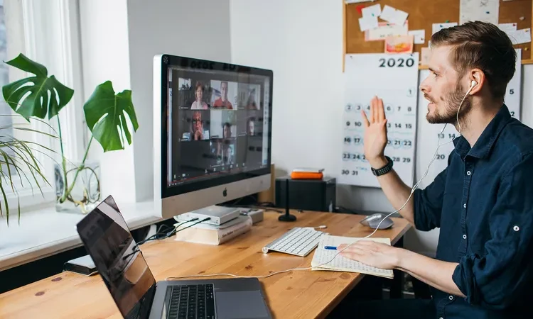 حيل سحرية لتغيير ديكور مكتبك.. للشعور بالراحة أثناء العمل منوعات إذا كنت تقضي الكثير من الوقت في مكتبك لإنجاز المهام المطلوبة منك بشكل يومي، فإن هناك عدد من النصائح التي يفضل الالت