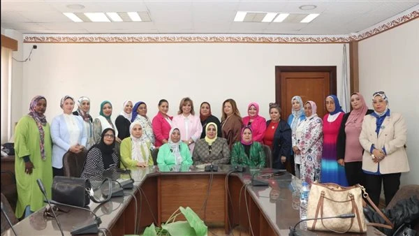 عمال مصر يعقد ندوة حول العلاقات داخل بيئة العمل والمواد المتعلقة بالمرأةعقدت سكرتارية المرأة العاملة برئاسة عايدة محي الدين، اليوم الخميس، بمقر