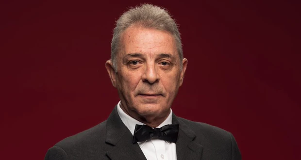 محمود حميدة يفاجئ الحضور في المتحف القومي بالغناء على المسرح تعرف على التالي محمود حميدة يفاجئ الحضور في المتحف القومي بالغناء على المسرح، متابعة