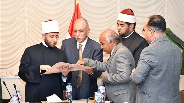 وزير الأوقاف يناقش إصدار الطبعة الثانية من مصحف مصرعقد الدكتور أسامة الأزهري، وزير الأوقاف، اجتماعا موسعا مع إحدى مؤسسات النشر بحضور الدكتور حسن خليل الأمين العام المساعد للثقافة ا