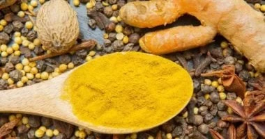 غير الأكل.. الكركم صيدلية متكاملة فى منزلك.. استخدامات طبية لا تتخيلها صحة وطب التوابل الذهبية، المعروفة أيضا باسم الكركم، هي من التوابل الأساسية في كل مطبخ ومعروفة بفوائدها العلاج