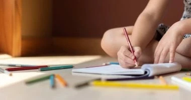 اتكلم عربي.. 7 أسباب تخليك حريص إن أولادك يتعلموا بلغتهم الأم المرأة والمنوعات هو أنا بصرف عليك كل دا عشان تجاوب بالعربي؟ عبارة مؤسفة يكررها الكثير