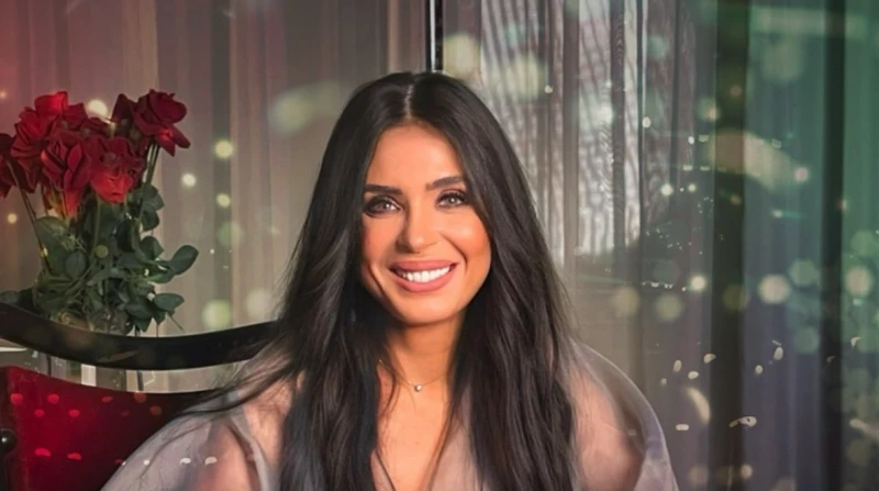 دينا في تصريحات جريئة تكشف عن سر شبابها الدائمدينا , الفنانة والراقصة شاركت جمهورها بالسر وراء مظهرها الشاب وعدم ظهور علامات تقدمها في العمر ، مشيرة إلى أنها تلتزم بنظام رياضي وغذا