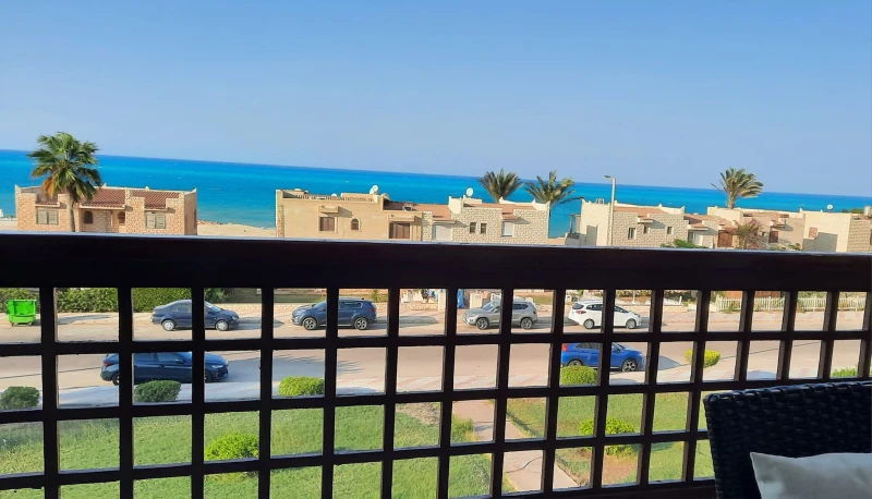 الراجل ده زار كل شواطئ العالم واكتفي في مصر برأس البر عشان دمياطيالسفير جمال بيومي، مساعد وزير خارجية مصر الأسبق كتب البوست التالي عبر صفحته الرسمية على موقع التواصل الاجتماعي فيس 