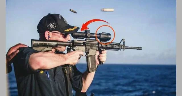 يصوب عبر منظار ركب مقلوبا.. إعفاء قائد مدمرة أمريكية من منصبه بسبب صورة أثارت سخرية واسعة لايف ستايل أعفت البحرية الأمريكية قائدا مدمرة تسهم بحماية