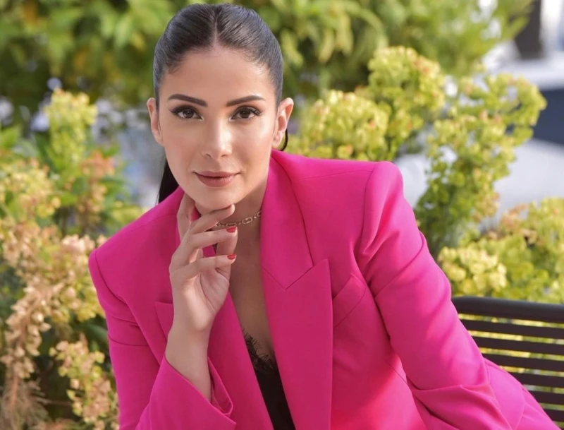 استوحي من إطلالات منى زكي ما يناسب قصيرات القامة تعد منى زكي، واحدة من أبرز النجمات العربيات اللاتي يواكبن الموضة، حيث تتميز بأسلوبها الفريد والذي