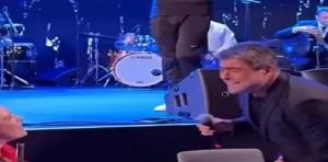 وائل كفوري حديث الجمهور .. ترك المسرح واقترب من معجبة تعرف على التالي وائل كفوري حديث الجمهور .. ترك المسرح واقترب من معجبة، وكالات السوسنةتصدر الفنان اللبناني وائل كفوري، الترند ع