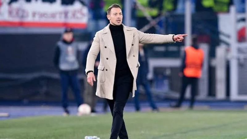 -يايسله يستبعد المجحد وعطيف من قائمة الأهلي .. استقر مدرب الفريق الأول لكرة القدم بالنادي الأهلي، ماتياس يايسله، على قائمة الفريق من اللاعبين