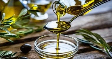 حقائق وخرافات عن زيت الطعام وأنواعه.. هل يمكن إعادة استخدامه؟ صحة وطب الزيت في الطهي أو علي الأطعمة والسلطات يعد من الأساسيات فى طهى الطعام، وتم إدراجه أنه السبب الأساسي في التعرض 