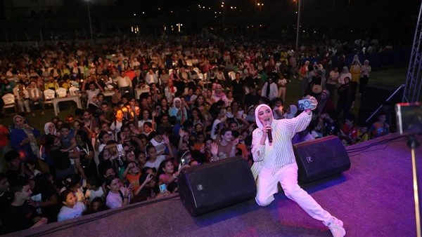 محمد شاهين وهلا رشدي يختتمان حفلات الصيفأحيا محمد شاهين وهلا رشدي حفلا غنائيا بأحد النوادي بمنطقة السادس من أكتوبر في ختام حفلات الصيف وسط حضور